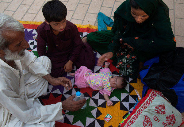 Un bebé sufre de la deshidratación. Karachi, Pakistán, 23 de junio.